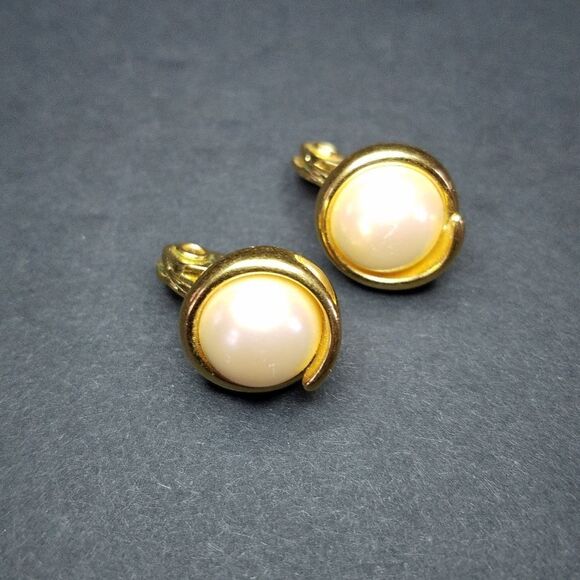 Vintage Signed Monet Faux Pearl Gold-tone Clip On Earrings - Picture 6 of 6